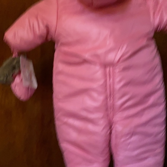 Absorbs slightly hot pink snowsuit. Great a cold weather day. - Picture 4 of 9